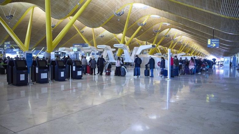 ep varias personas hacen cola en el aeropuerto adolfo suarez madrid barajas a 5 de enero de 2022 en ep varias personas hacen cola en el aeropuerto adolfo suarez madrid barajas a 5 de enero de 2022 en