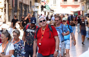 ep varios turistas pasean por la calles de malaga