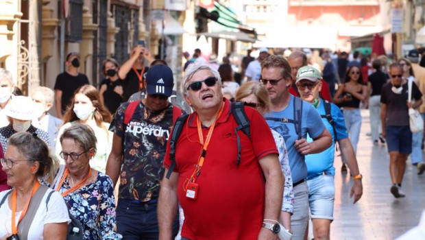 ep varios turistas pasean por la calles de malaga