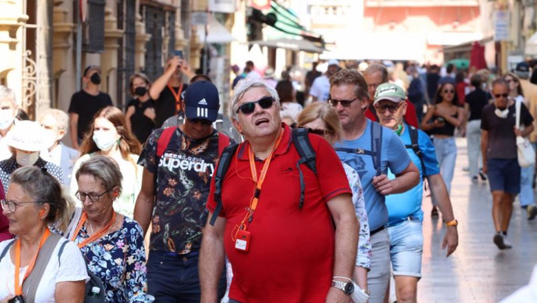 Varios turistas pasean por la calles de Málaga. | Álex Zea - Europa Press ep varios turistas pasean por la calles de malaga