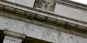 un aigle surmonte la facade du batiment de la reserve federale americaine a washington aux etats unis 