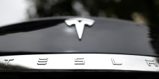 une voiture tesla a santa monica 20240423132651 