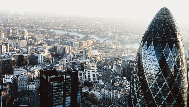 dl ville de londres vue haute vue d'ensemble cornichon st mary ax bureaux tours bâtiments gratte-ciel mile carré quartier financier commerce finance unsplash