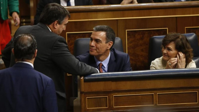 Aitor Esteban, del PNV, hablando con Pedro Sánchez y Carmen Calvo, del PSOE | CONGRESO - Archivo ep aitor esteban del pnv hablandopedro sanchezcarmen calvo del psoe