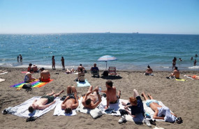 ep archivo banistas y turistas disfrutan de un dia en la playa de la malagueta en malaga andalucia ep archivo banistas y turistas disfrutan de un dia en la playa de la malagueta en malaga andalucia
