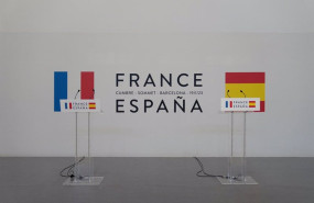 ep archivo dos atriles con las banderas de francia y espana ep archivo dos atriles con las banderas de francia y espana
