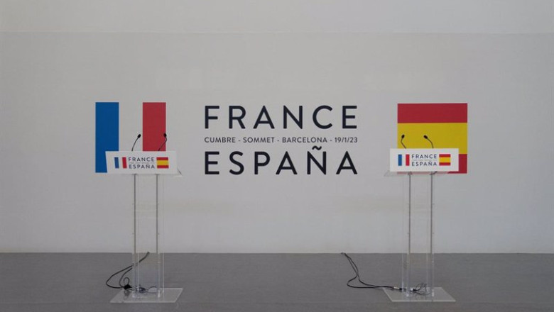 ep archivo dos atriles con las banderas de francia y espana ep archivo dos atriles con las banderas de francia y espana