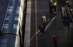 ep archivo   pasajeros en un anden de uno de los trenes del ave