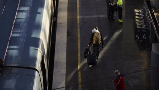 ep archivo   pasajeros en un anden de uno de los trenes del ave
