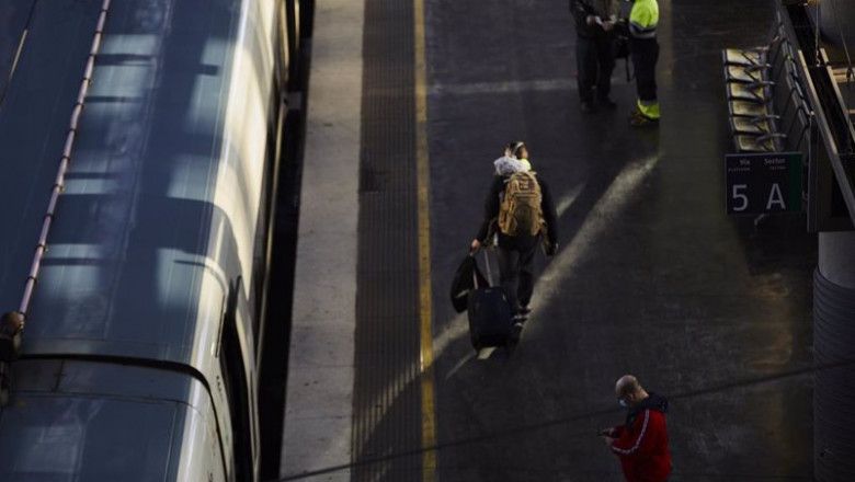 ep archivo   pasajeros en un anden de uno de los trenes del ave