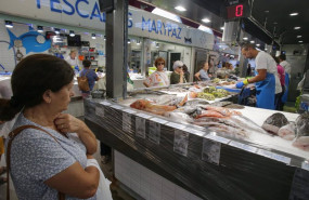 ep archivo   personas comprando en un mercado de galicia