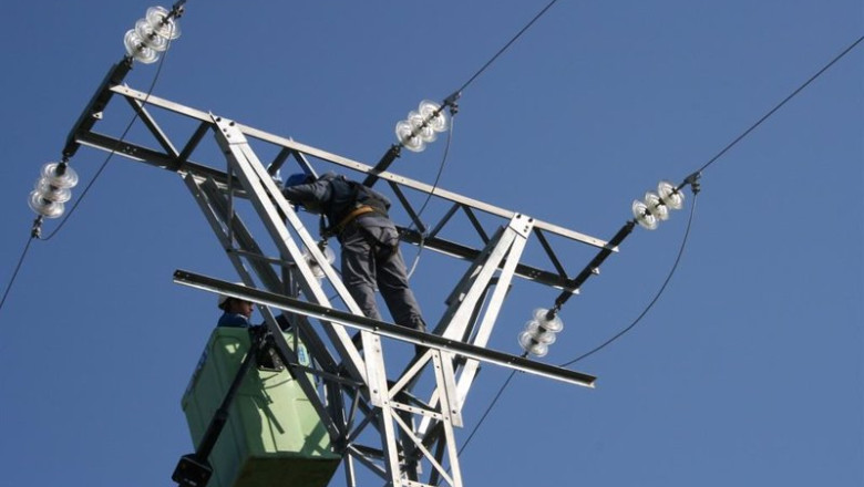 ep archivo trabajadores en un tendido electrico ep archivo trabajadores en un tendido electrico