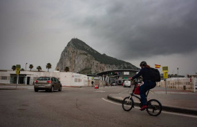 ep archivo   transito de coches y personas en la frontera de gibraltar