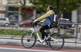 ep archivo   un hombre monta en una bicicleta de bicimad
