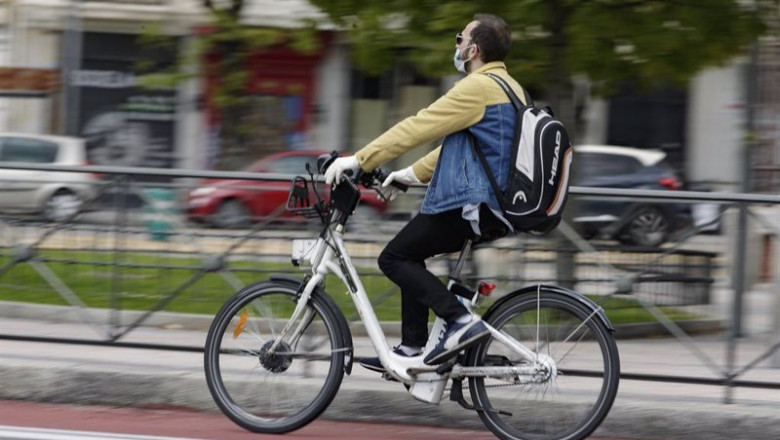 ep archivo un hombre monta en una bicicleta de bicimad ep archivo un hombre monta en una bicicleta de bicimad