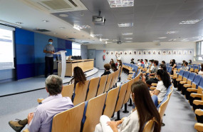 ep archivo   un profesor da clase en una de las aulas de la facultad de ciencias de la universidad