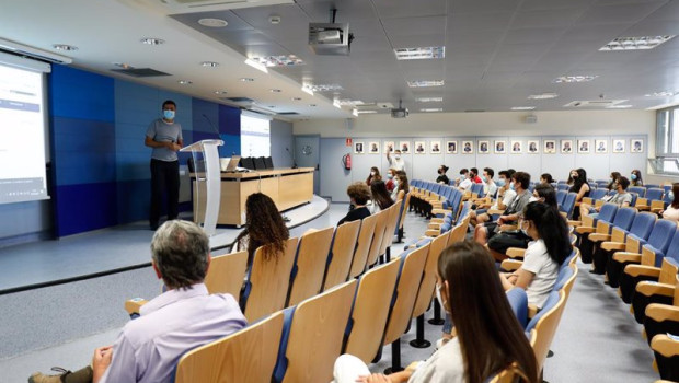 ep archivo   un profesor da clase en una de las aulas de la facultad de ciencias de la universidad