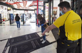 ep archivo   un vigilante de seguridad le indica a una mujer como desinfectar su calzado en la