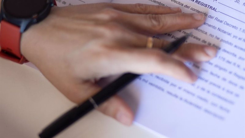 ep archivo una mujer con un boligrafo senala una escritura de compraventa de una hipoteca a 30 de 20221205162003 ep archivo una mujer con un boligrafo senala una escritura de compraventa de una hipoteca a 30 de 20221205162003