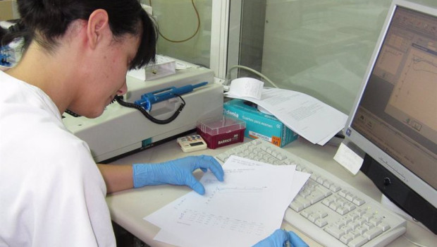 ep archivo   una mujer trabajando en un laboratorio