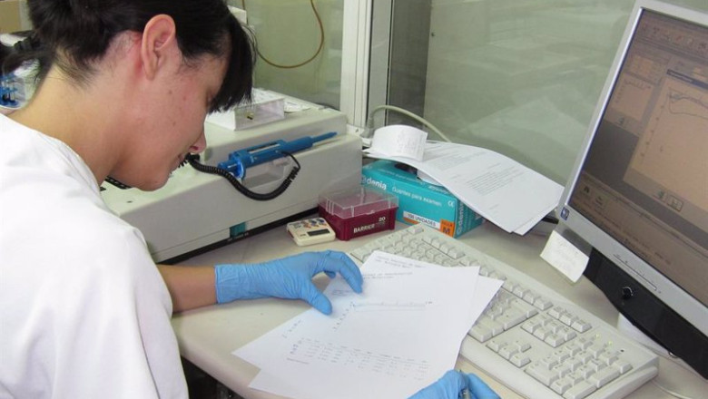 ep archivo una mujer trabajando en un laboratorio ep archivo una mujer trabajando en un laboratorio