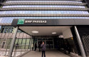ep archivo   varias personas en la entrada a la sede en madrid del banco bnp paribas en la calle