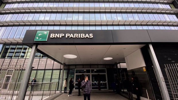 ep archivo   varias personas en la entrada a la sede en madrid del banco bnp paribas en la calle