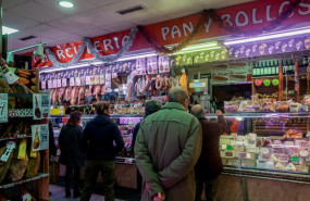 ep archivo   varias personas esperan su turno en la charcuteria para realizar sus ultimas compras en