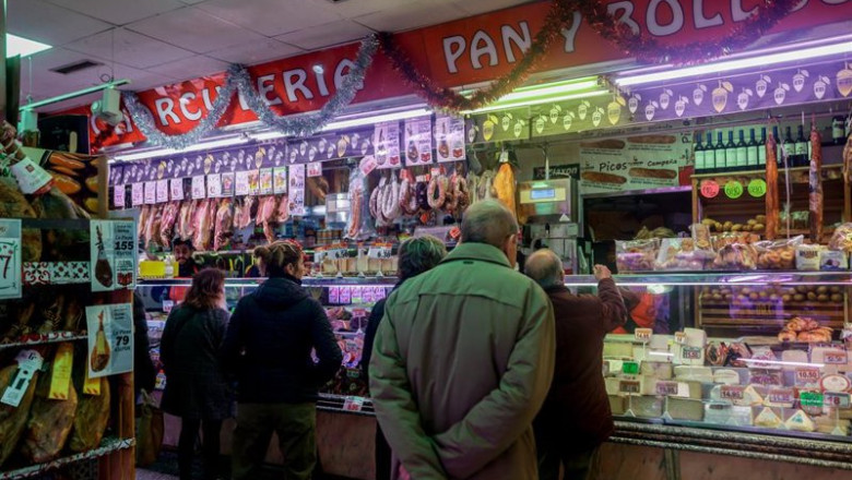 ep archivo   varias personas esperan su turno en la charcuteria para realizar sus ultimas compras en
