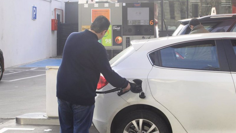 Archivo - Vehículo en una gasolinera. | EUROPA PRESS - Archivo ep archivo vehiculo en una gasolinera