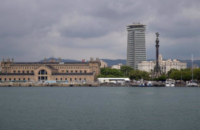 ep archivo   vista del museo maritimo y del monumento a colon en la ciudad de barcelona desde el mar