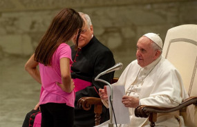 ep august 21 2019 - vatican pope francis talks toyoung autistic girl as she goes on stage during the wednesday general audience in paul vi hall at the vatican massimiliano miglioratocppcontacto