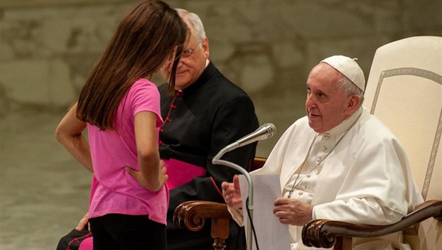 ep august 21 2019 - vatican pope francis talks toyoung autistic girl as she goes on stage during the wednesday general audience in paul vi hall at the vatican massimiliano miglioratocppcontacto