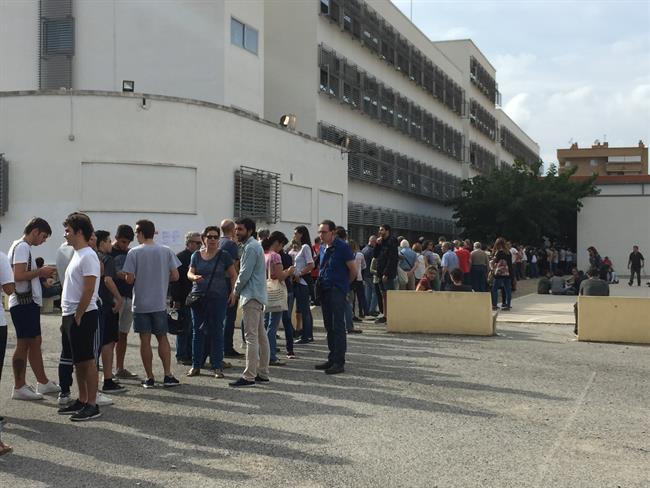 Cola para votar en el referéndum en el INS Antoni de Martí i Franquès | EUROPA PRESS ep colavotarreferendumins antonimarti i franqus