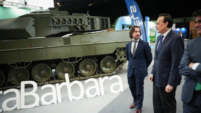El consejero de Universidad, José Carlos Gómez Villamandos (d), visita el expositor de Santa Bárbara Sistemas en NISE Sevilla 2025. | María José López - Europa Press ep el consejero de universidad jose carlos gomez villamandos d visita el expositor de santa barbara