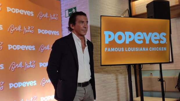 ep el consejero delegado de restaurant brands iberia luis herault en una presentacion de popeyes