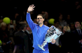 ep el tenista espanol rafa nadal sostiene el trofeo como numero uno del mundo de la atp de 2019 en