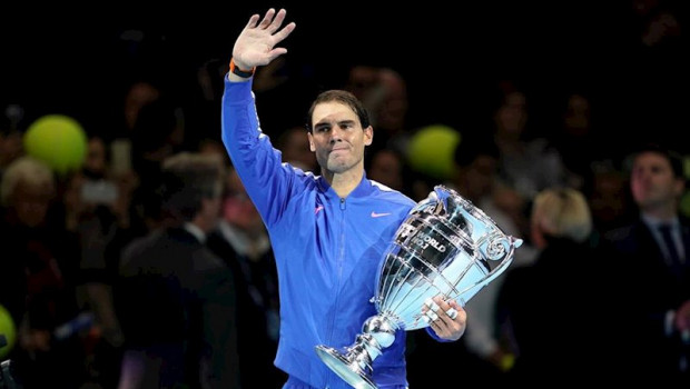 ep el tenista espanol rafa nadal sostiene el trofeo como numero uno del mundo de la atp de 2019 en ep el tenista espanol rafa nadal sostiene el trofeo como numero uno del mundo de la atp de 2019 en