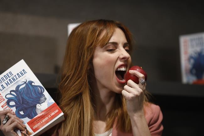 La actriz Leticia Dolera presenta su libro Morder la manzana | EUROPA PRESS ep la actriz leticia dolera presentalibro mordermanzana