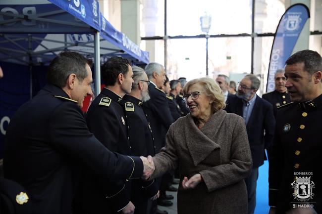 ep la alcaldesamadrid manuela carmena conbomberos
