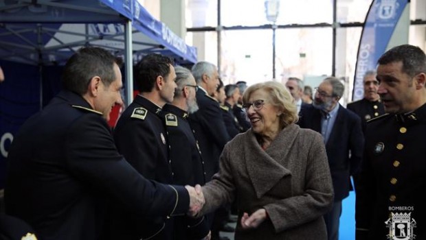 ep la alcaldesamadrid manuela carmena conbomberos
