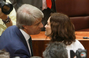 ep la candidatapp isabel diaz ayuso abrazaexpresidente regionaldiputadocs angel garrido tras conocerresultadola votacionlaconvertidola nueva presidentala comunidadmadridla asamblea madrilena