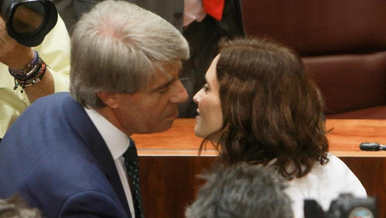 La candidata del PP, Isabel Díaz Ayuso, abraza al expresidente regional y diputado de Cs, Ángel Garrido, tras conocer el resultado de la votación que la ha convertido en la nueva presidenta de la Comunidad de Madrid en la Asamblea madrileña. | Ricardo Rubio - Europa Press ep la candidatapp isabel diaz ayuso abrazaexpresidente regionaldiputadocs angel garrido tras conocerresultadola votacionlaconvertidola nueva presidentala comunidadmadridla asamblea madrilena