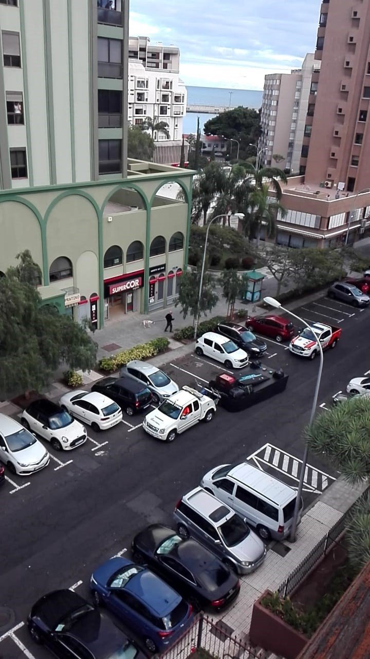 ep la grua municipal y un vehiculo de proteccion civil recorren santa cruz con musica en pleno