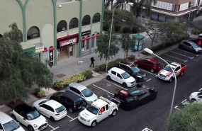 ep la grua municipal y un vehiculo de proteccion civil recorren santa cruz con musica en pleno