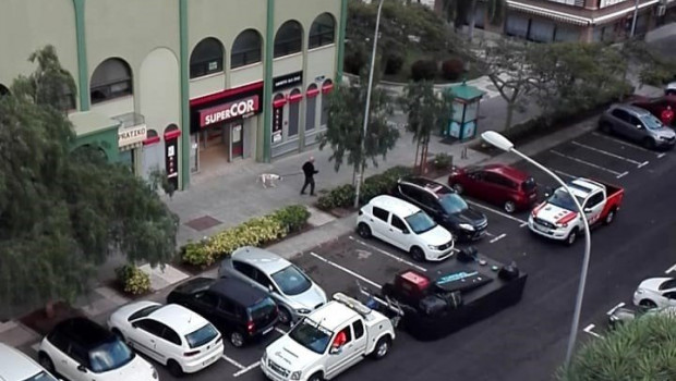 ep la grua municipal y un vehiculo de proteccion civil recorren santa cruz con musica en pleno