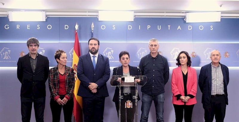 ep la portavoz de eh bildu mertxe aizpurua con jon inarritu y demas parlamentarios de bildu