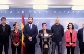 ep la portavoz de eh bildu mertxe aizpurua con jon inarritu y demas parlamentarios de bildu