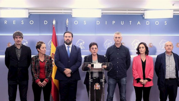 ep la portavoz de eh bildu mertxe aizpurua con jon inarritu y demas parlamentarios de bildu