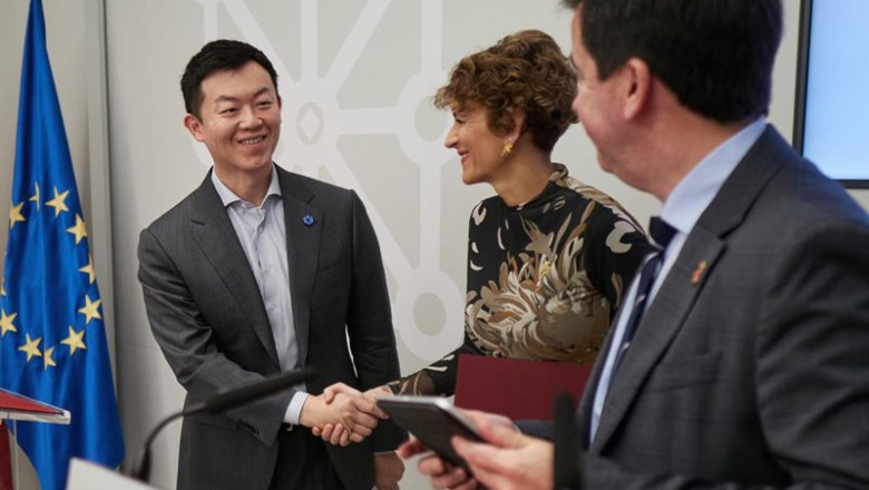 La presidenta de Navarra, María Chivite, el consejero de Industria y Transición Ecológica y Digital Empresarial, Mikel Irujo, y el director de Inversiones de Hithium, Hao Wang, durante una rueda de prensa, en el Palacio de Navarra, a 10 de marzo de 2026, | Eduardo Sanz - Europa Press ep la presidenta de navarra maria chivite el consejero de industria y transicion ecologica y digital
